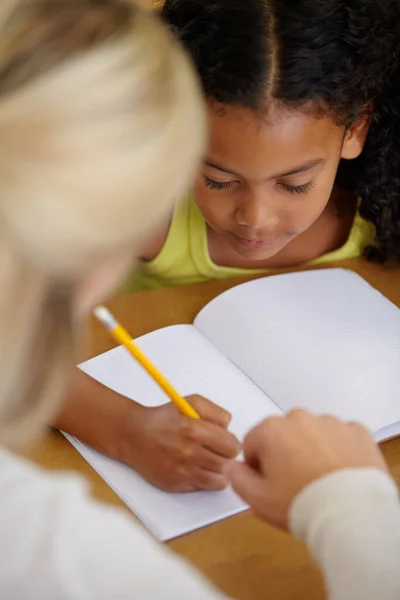 Tanár Segít Diák Oktatás Írás Notebook Ceruzával Tanítás Tanulás Növekedés — Stock Fotó
