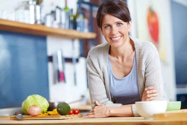 Use Only Freshest Ingredients Portrait Attractive Woman Leaning Kitchen Counter — Stock Photo, Image