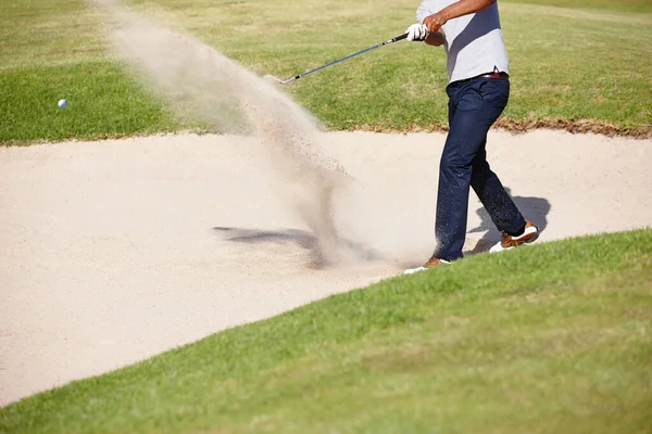 Schaukeln Sand Ein Gutaussehender Junger Mann Beim Golfspielen — Stockfoto
