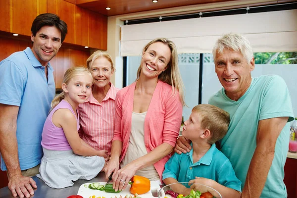 家族全員で食べ物を準備する 家庭のキッチンで一緒に立って幸せな世代の家族の肖像画 — ストック写真