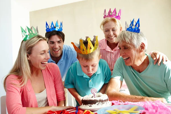 Pomyśl Życzenie Mały Chłopiec Świętuje Swoje Urodziny Całą Rodziną — Zdjęcie stockowe