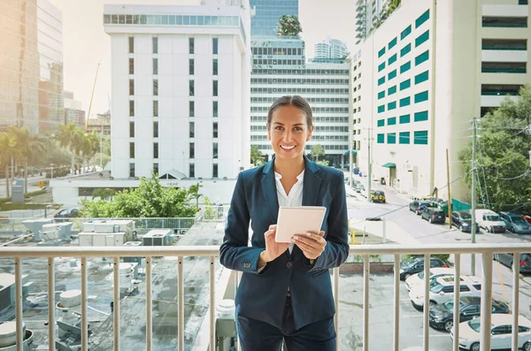 彼女は街で成功を収めている オフィスに行く途中でデジタルタブレットを使用している若いビジネスマンの肖像画 — ストック写真