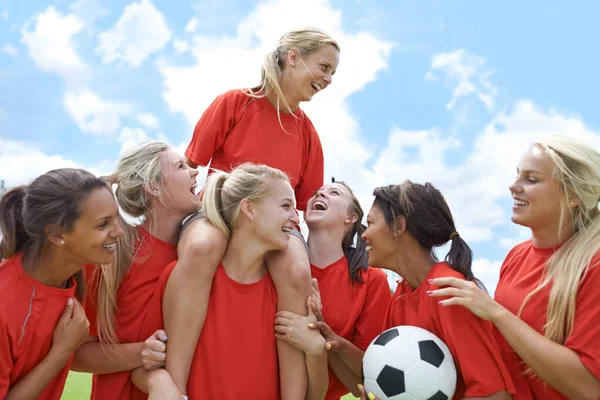 成功和女子足球队的获胜者在场上庆祝胜利 成就或比赛进球 冠军和女子团体在庆祝 比赛或训练胜利时举起队长 — 图库照片