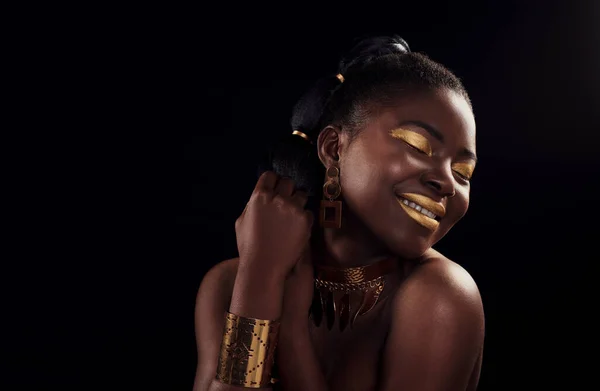 Beleza Ouro Mulher Negra Estúdio Para Maquiagem Arte Elegância Contra — Fotografia de Stock
