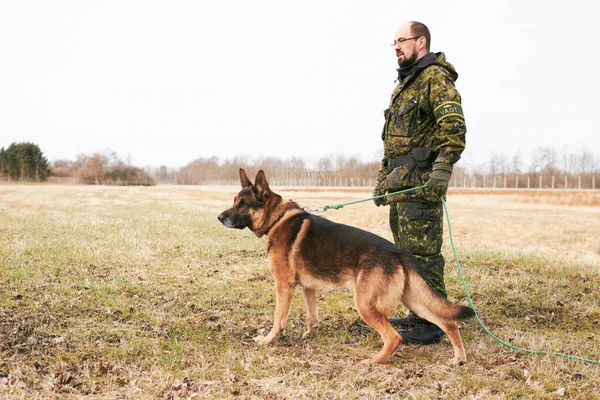 Male Officer Military Uniform German Shepherd Leash Dog Guarding Territory — Stock Photo, Image