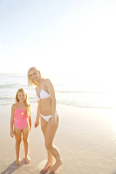 Head Mom Portrait Mother Daughter Standing Beach — Stock Photo, Image