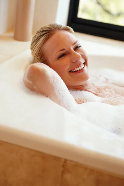 Bem Aventurança Banho Uma Jovem Mulher Feliz Relaxando Luxuoso Banho — Fotografia de Stock
