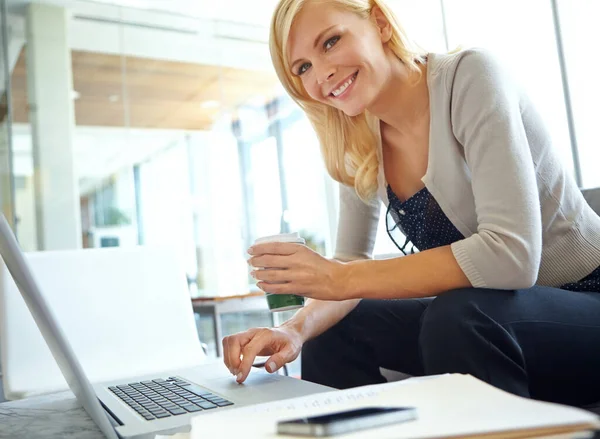 브라우징 사무실에서 노트북으로 일하는 맛좋은 커피를 미소짓는 여성의 — 스톡 사진