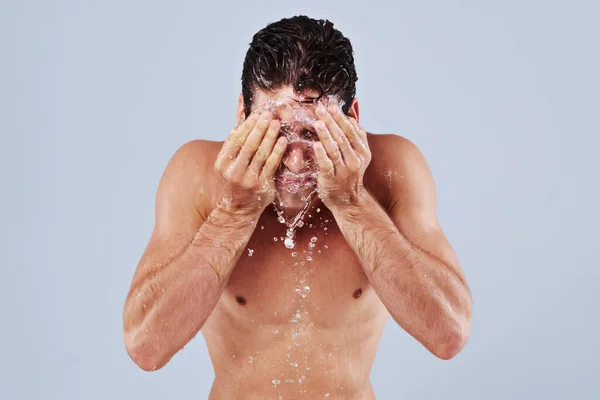 Окончательное Очищение Студийный Снимок Голого Молодого Человека Плескающего Водой Лицо — стоковое фото