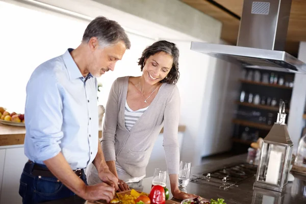Хорошо Обучил Взрослые Муж Жена Стоящие Кухне Готовящие Еду Вместе — стоковое фото