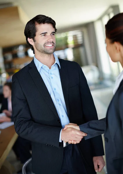 Reunión Con Nuevo Cliente Hombre Negocios Sonriente Dándole Mano Cliente —  Fotos de Stock