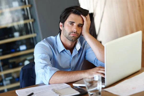 Hosszú Stresszes Nap Volt Jóképű Üzletember Asztalánál Laptopján Dolgozik — Stock Fotó