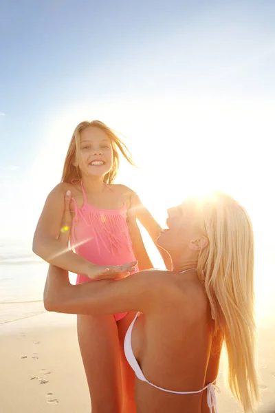 Hanno Una Stretta Relazione Una Madre Figlia Legame Spiaggia — Foto Stock