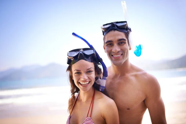 Går Ner Ett Lyckligt Ungt Par Snorklingsutrustning Stranden — Stockfoto