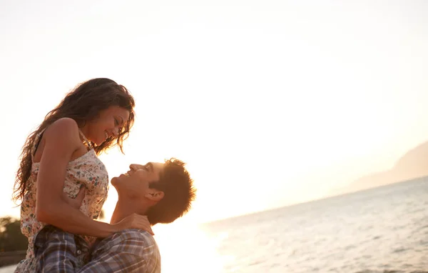 Hebt Sie Auf Ein Junges Paar Genießt Einen Strandurlaub — Stockfoto
