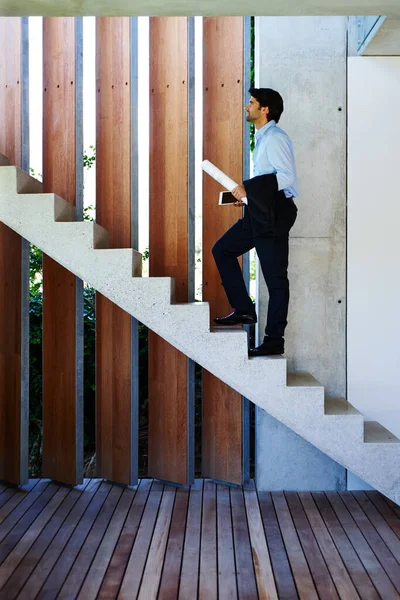 Ofisine Doğru Gidiyor Genç Bir Işadamı Merdivenlerden Çıkıyor — Stok fotoğraf
