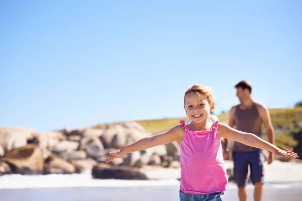 Summer Sun Family Fun Little Girl Running Front Her Parents — Stock Photo, Image