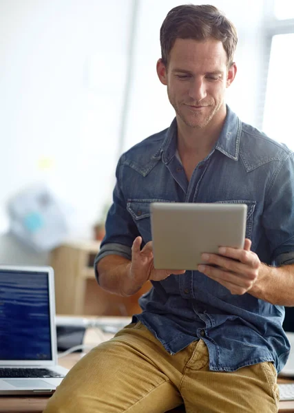 Löytää Liiketoiminnan Ratkaisuja Verkossa Nuori Mies Istuu Työpöytänsä Ääressä Työskennellessään — kuvapankkivalokuva