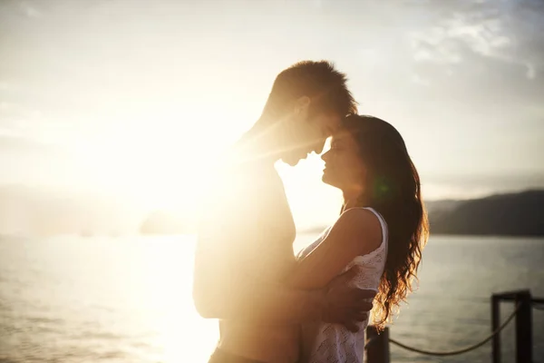 他们的爱贯穿全身 一对亲密的年轻夫妇在日落时到海边度假 — 图库照片