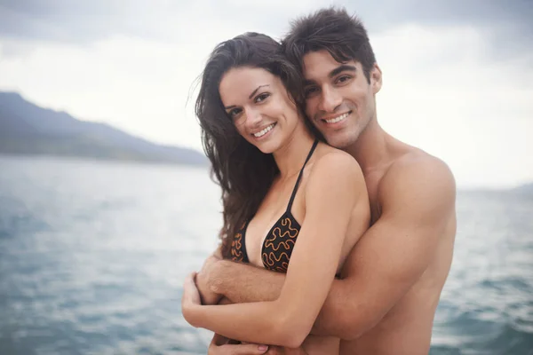 我们不能手下留情 一对亲密的年轻夫妇在海滨度假的画像 — 图库照片