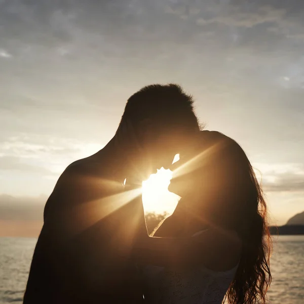 日没のシルエット 日没時に海で休暇を楽しむ親密な若いカップルは — ストック写真