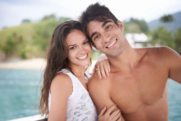 他们度假的时候是最快乐的 一对深情的年轻夫妇在湖上乘船游览的画像 — 图库照片