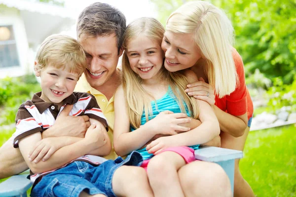 Jsou Praktičtí Rodiče Šťastná Mladá Rodina Tráví Čas Spolu Venku — Stock fotografie