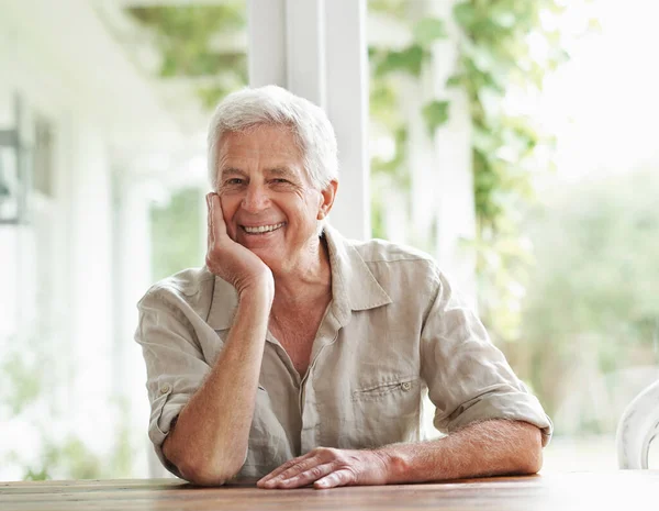 Portret Seniora Uśmiech Relaks Domu Emeryturę Wolność Dobry Nastrój Twarz — Zdjęcie stockowe