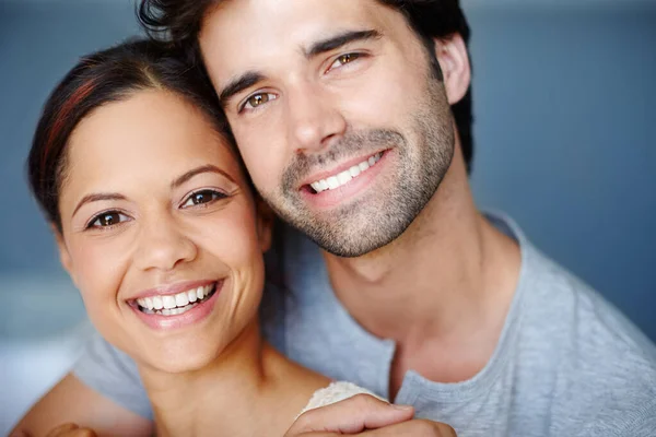 Feliz Por Estarmos Juntos Retrato Casal Sorridente Atraente — Fotografia de Stock