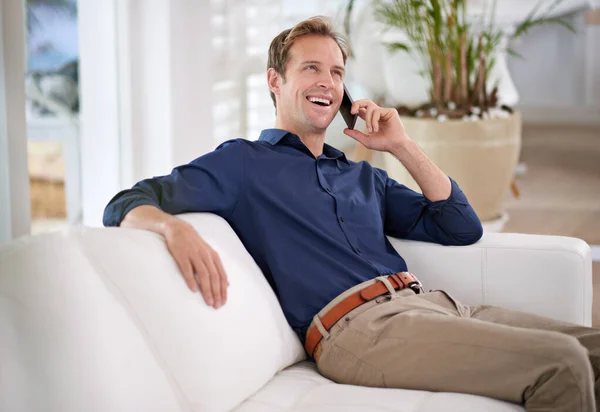 Isso Hilariante Homem Bonito Falando Seu Telefone Celular Enquanto Sentado — Fotografia de Stock