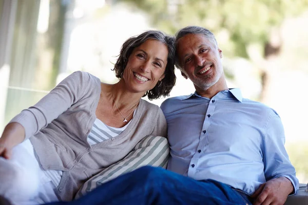 你找不到比这更快乐的一对了 一对快乐的成熟夫妇在家里放松的肖像 — 图库照片