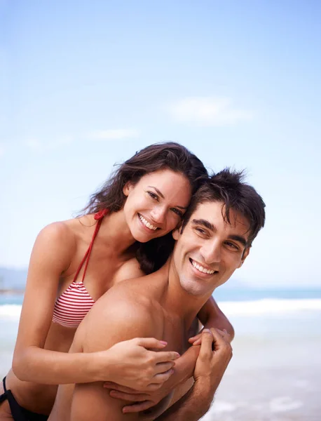 Ela Protege Sempre Jovem Casal Desfrutando Uma Fuga Praia — Fotografia de Stock