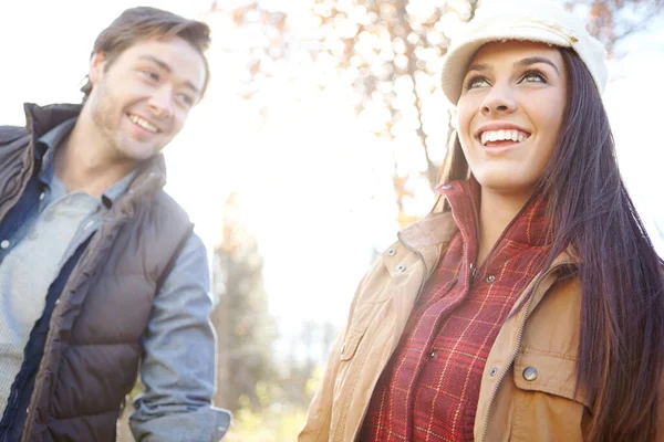 Enjoying Beauty Nature Happy Young Couple Spending Time Together Out — Stock Photo, Image