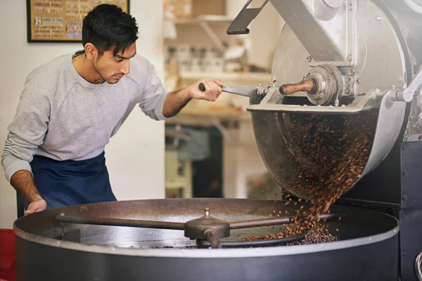 Hij Betrokken Bij Het Hele Koffie Maken Proces Een Jonge — Stockfoto