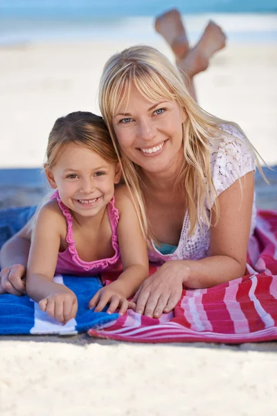 Beach Time Together Mother Her Young Daughter Relaxing Beach Together — Stock Photo, Image