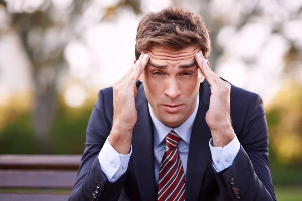 Preciso Mesmo Uma Pausa Retrato Homem Negócios Stressado Sentado Num — Fotografia de Stock