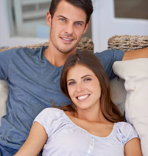 幸福的一天在一起 一对深情的年轻夫妇在家里放松的画像 — 图库照片