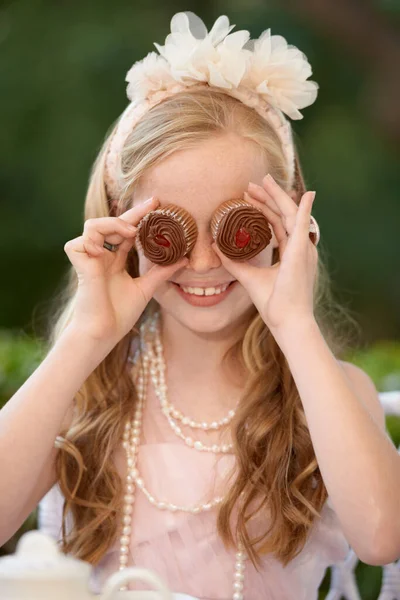 甘さが特徴 若いです女の子プレイフル保持カップケーキ前彼女の目 — ストック写真