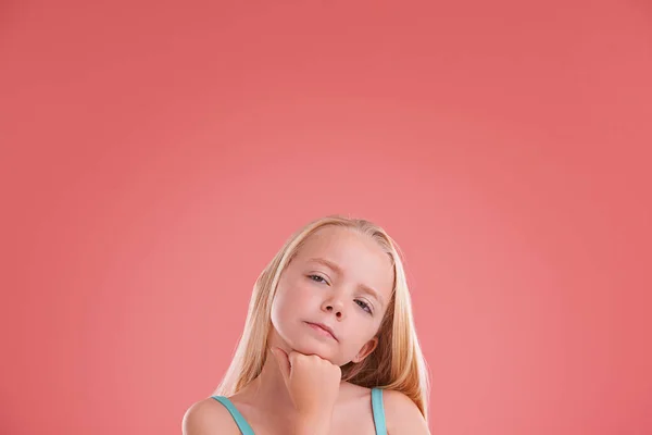 Певен Студійний Знімок Молодої Дівчини Позує Помаранчевому Фоні — стокове фото