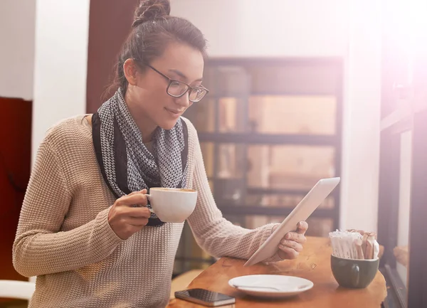 Potrzebujesz Tylko Kawy Darmowego Młoda Kobieta Używająca Tabletu Cyfrowego Kawiarni — Zdjęcie stockowe