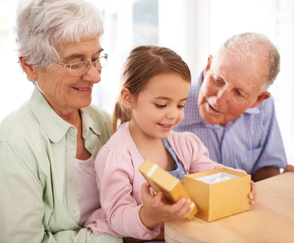 Grandparents Always Spoil You Senior Couple Giving Gift Granddaughter — Stockfoto