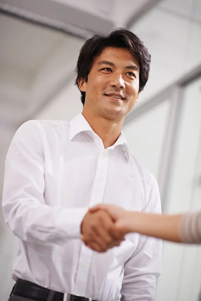 Fazer Acordo Belo Asiático Empresário Apertando Mãos Com Outra Pessoa — Fotografia de Stock