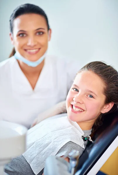 又一个完美的微笑牙医办公室里的女牙医和儿童 — 图库照片