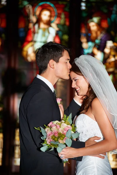 婚礼在教堂或小礼拜堂里与新娘和新郎的婚礼 婚礼或仪式 以保持誓言的传统新婚夫妇 爱一个男人 或信任一个男人 亲吻一个女人的额头 就像新婚夫妇 — 图库照片
