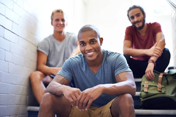 Even Chillen Met Jongens Voor Les Mannelijke Universitaire Studenten Zitten — Stockfoto