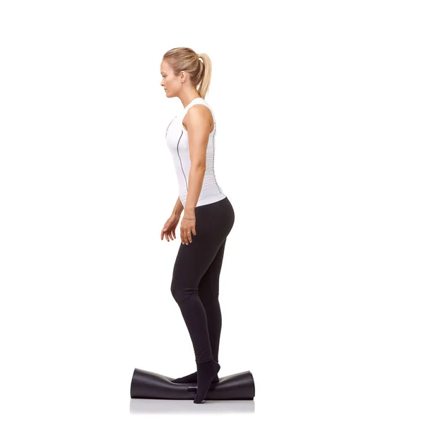 Mantendo Equilíbrio Uma Jovem Mulher Bonita Equilibrando Seu Tapete Exercício — Fotografia de Stock