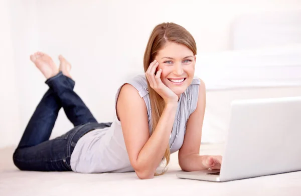 笔记本电脑 在线和一个快乐女人的肖像在地板上浏览社交媒体 网站博客或互联网 在家里 放轻松 带着电脑在地上玩耍的女人 — 图库照片