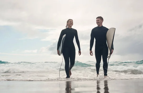 Потрясающая Поездка Молодая Пара Вместе Занимается Серфингом Пляже — стоковое фото