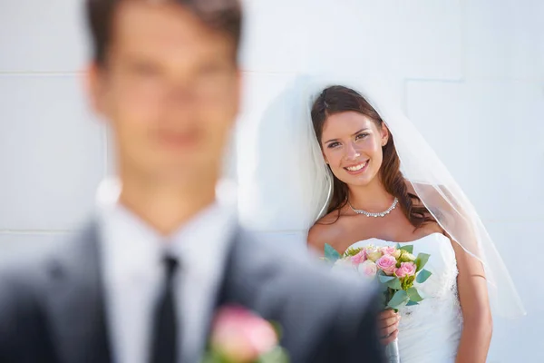 每个好男人背后都有一个女人 一位令人惊叹的新娘笑得很开心 而她未来的丈夫却茫然失措 — 图库照片