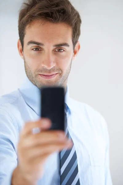 Actualizar Perfil Homem Negócios Segurando Seu Telefone Para Tirar Uma — Fotografia de Stock